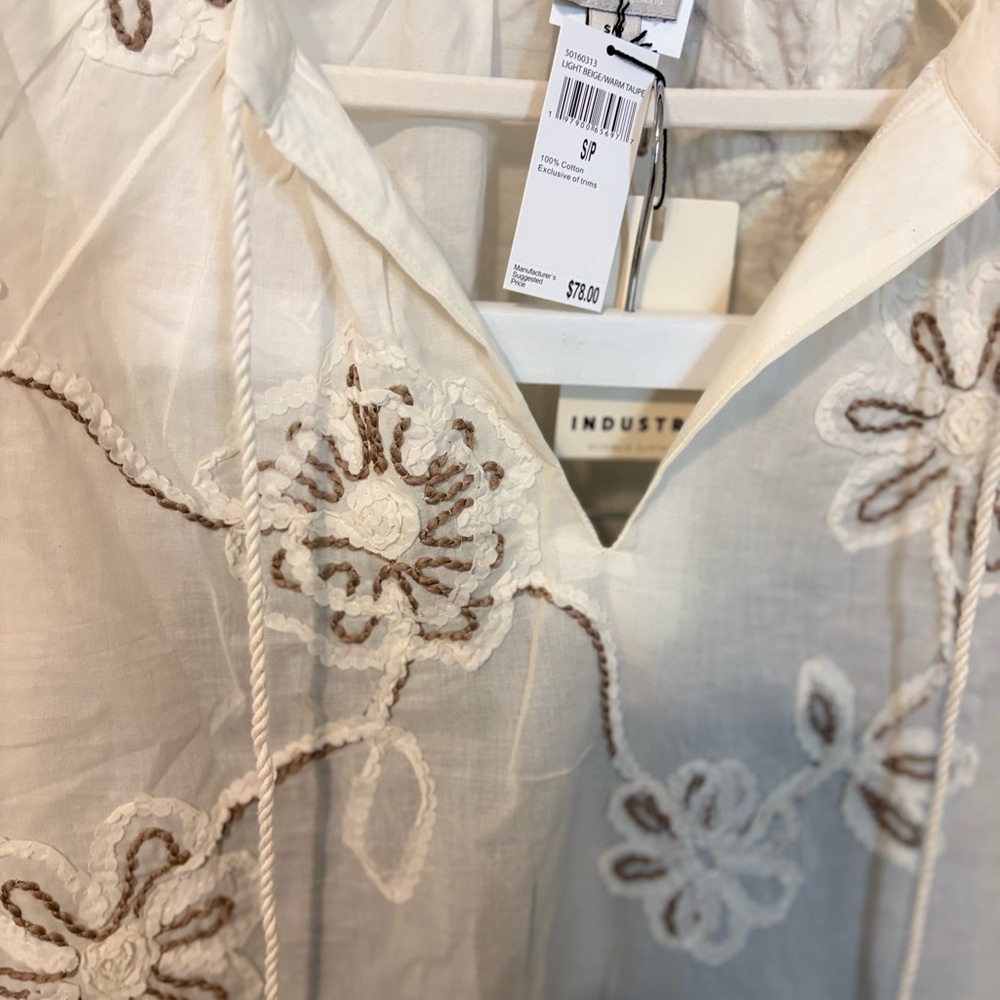 Industry Embroidered Cream Women's Top nwt - Picture 4 of 6